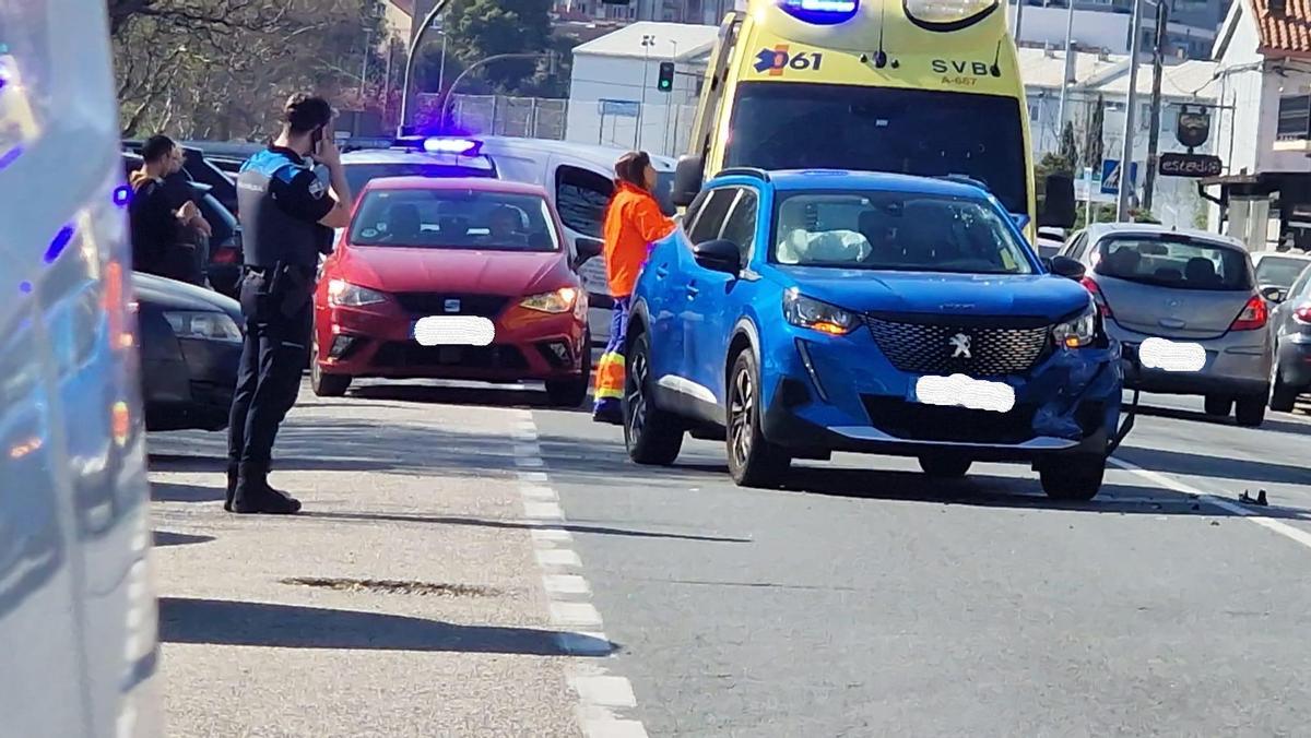 Uno de los coches implicados en el accidente en A Xunqueira.