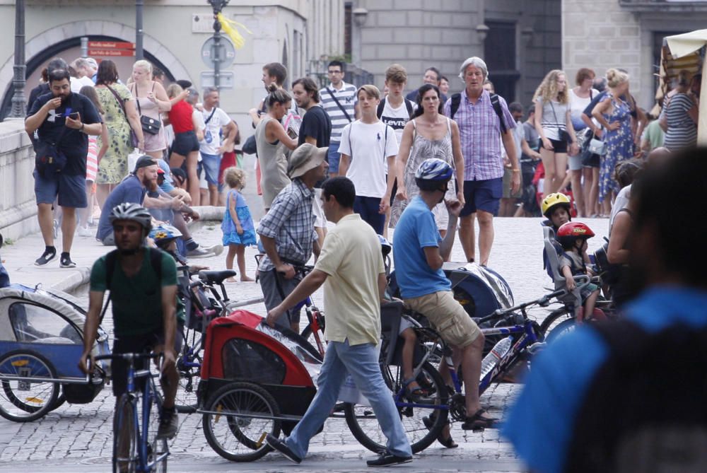 El mal temps omple la ciutat de Girona de turistes
