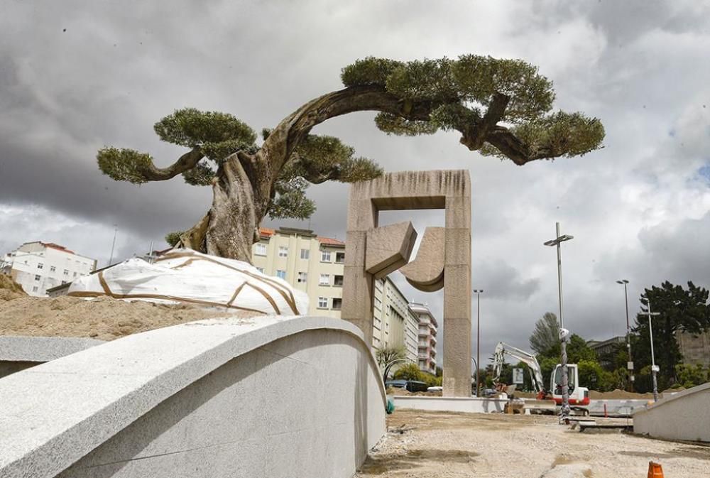 Plaza de América. Con una inversión de 1,4 millones de euros, se recupera la idea original del escultor Silverio Rivas con una zona peatonal en torno a la Puerta del Atlántico.