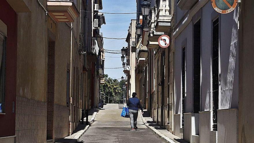 Una vecina de Antella mientras circulaba ayer por una estrecha calle del municipio.