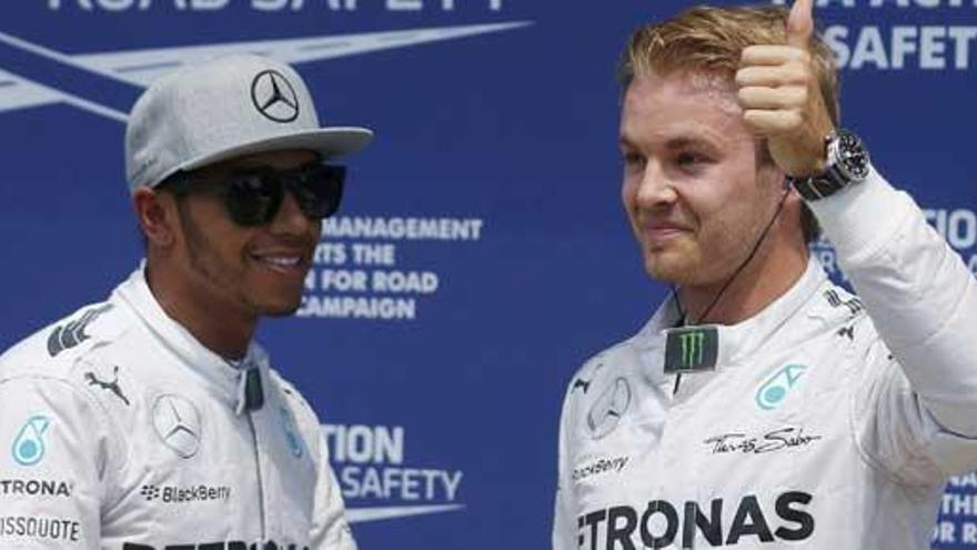 Rosberg celebra su &#039;pole&#039;, con Hamilton a su lado.