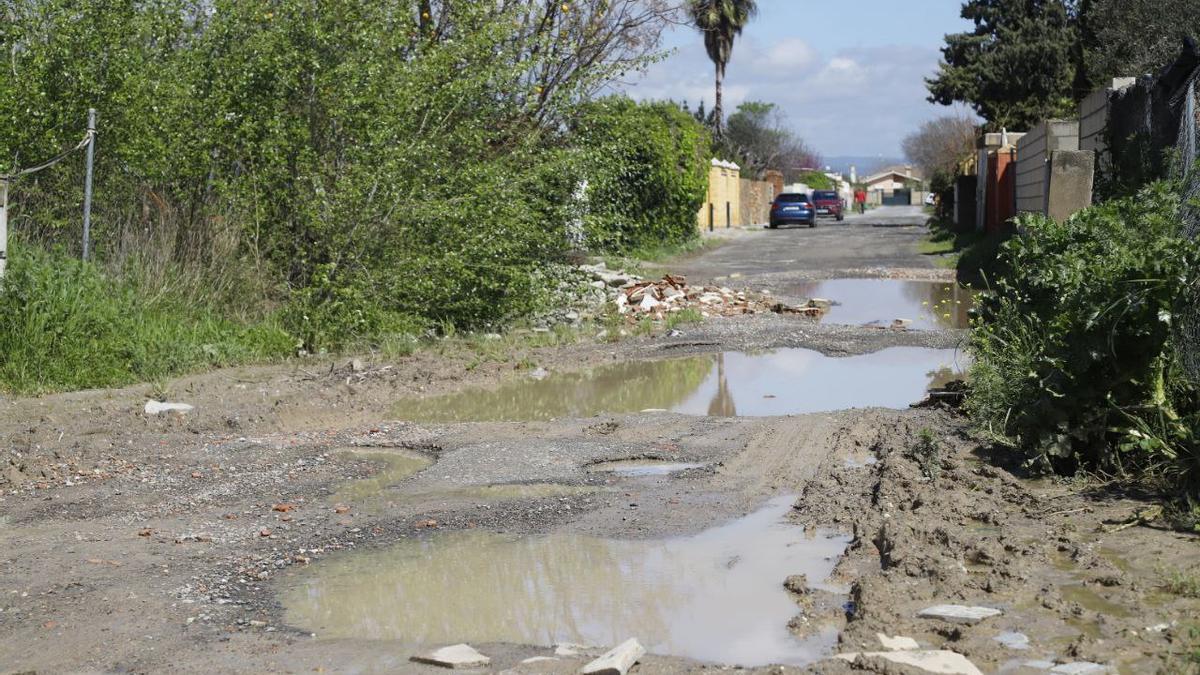 Estado en el que ha quedado la calle Las Tórtolas, en Guadalvalle, tras el paso de las borrascas.