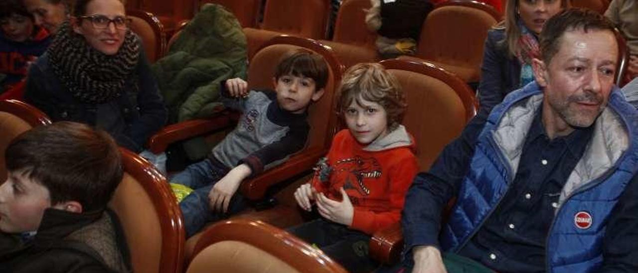 Por la izquierda, Aude Decoyere, Leo y Nicolás Martínez y Alejandro Martínez, ayer, en el patio de butacas del teatro Filarmónica.