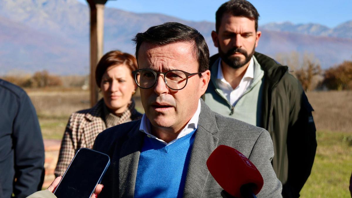 El candidato del PSOE a la Presidencia de la Junta, Miguel Ángel Gallardo, en declaraciones a los medios en Villanueva de la Vera (Cáceres)