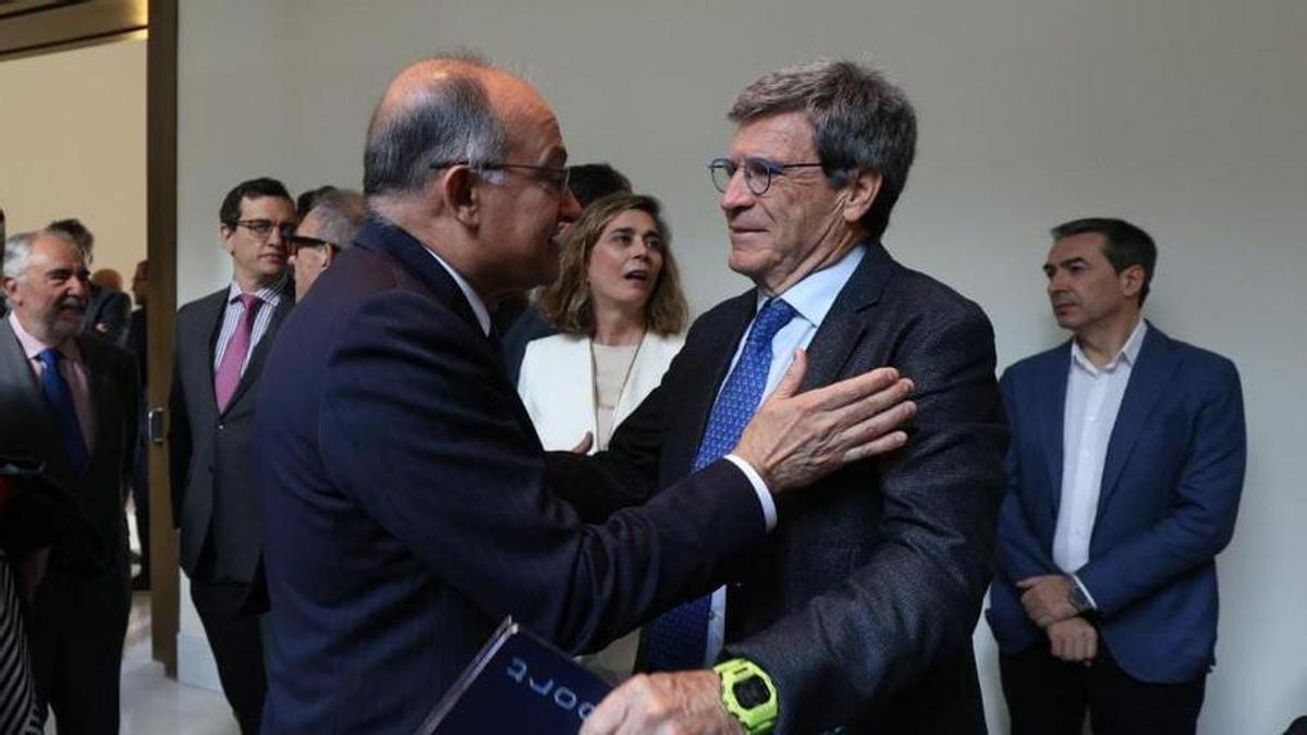 Calabuig, junto a Aurelio Martínez, durante el acto de toma de posesión en abril de 2023