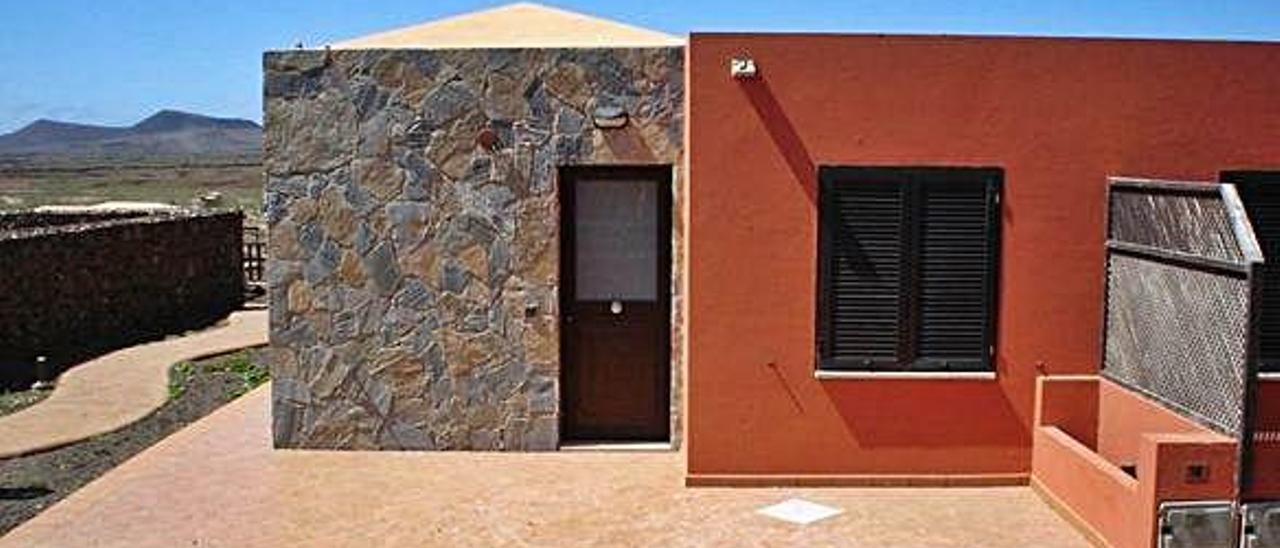 Una ganga en la playa. Los bungalós se encuentran a pocos metros de las dunas de Corralejo, en Fuerteventura, y su puja parte de los 2.500 euros. Los apartamentos, construidos desde el año 2006, cuentan con 50 metros cuadrados de interior y 40 metros cuadrados de terraza.