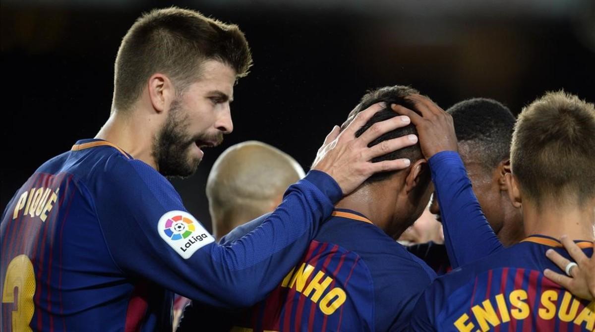 Piqué celebra con sus compañeros un gol del Barça. 