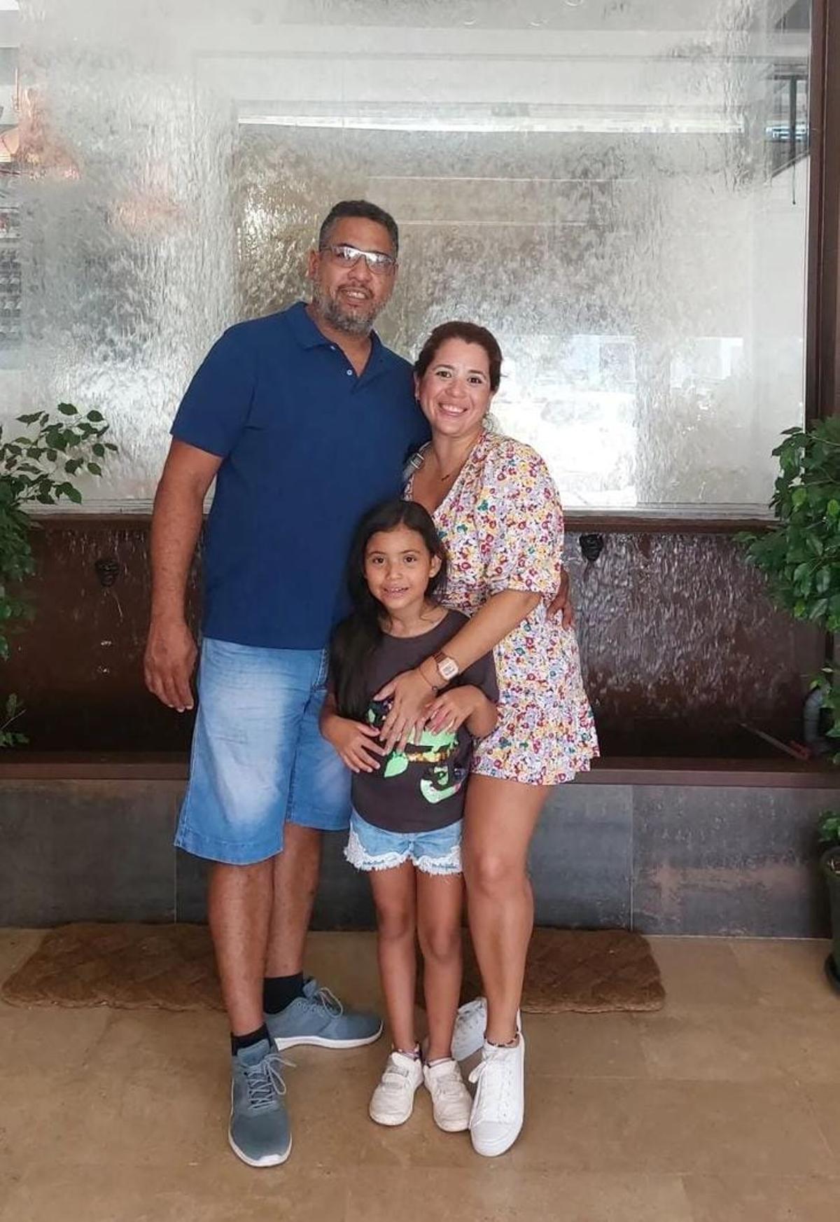 Marielena junto a su pareja Edwar y su hija, durante sus primeros años en Málaga.