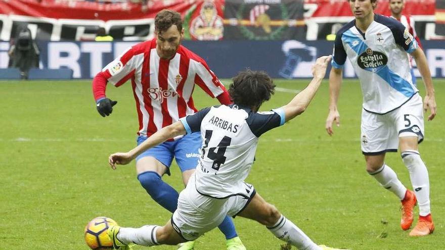 Amorebieta supera al central del Deportivo Arribas en presencia de su compañero Mosquera.