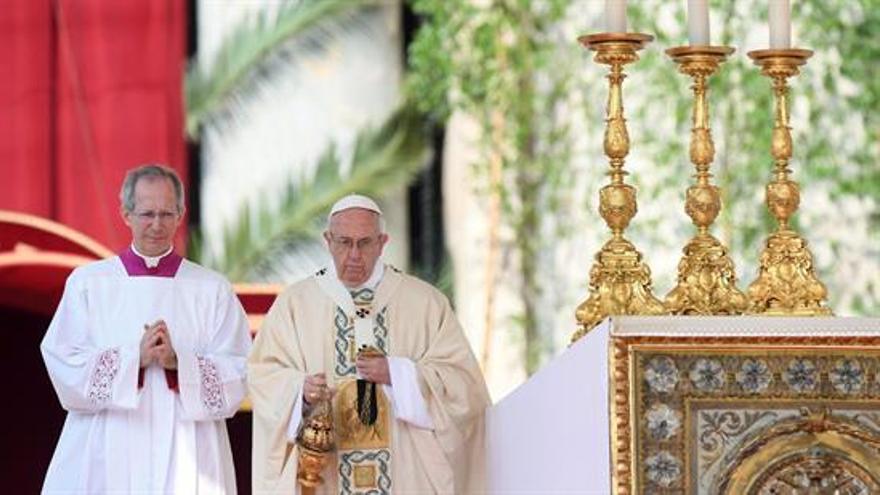 El papa recordó el drama de las guerras y de la inmigración en su mensaje de Pascua