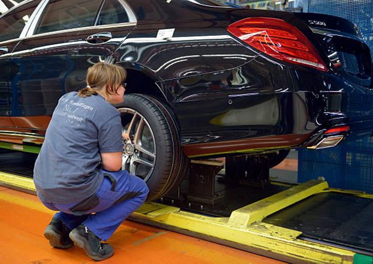 Mecánico revisando los neumáticos de un coche