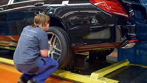 Mecánico revisando los neumáticos de un coche