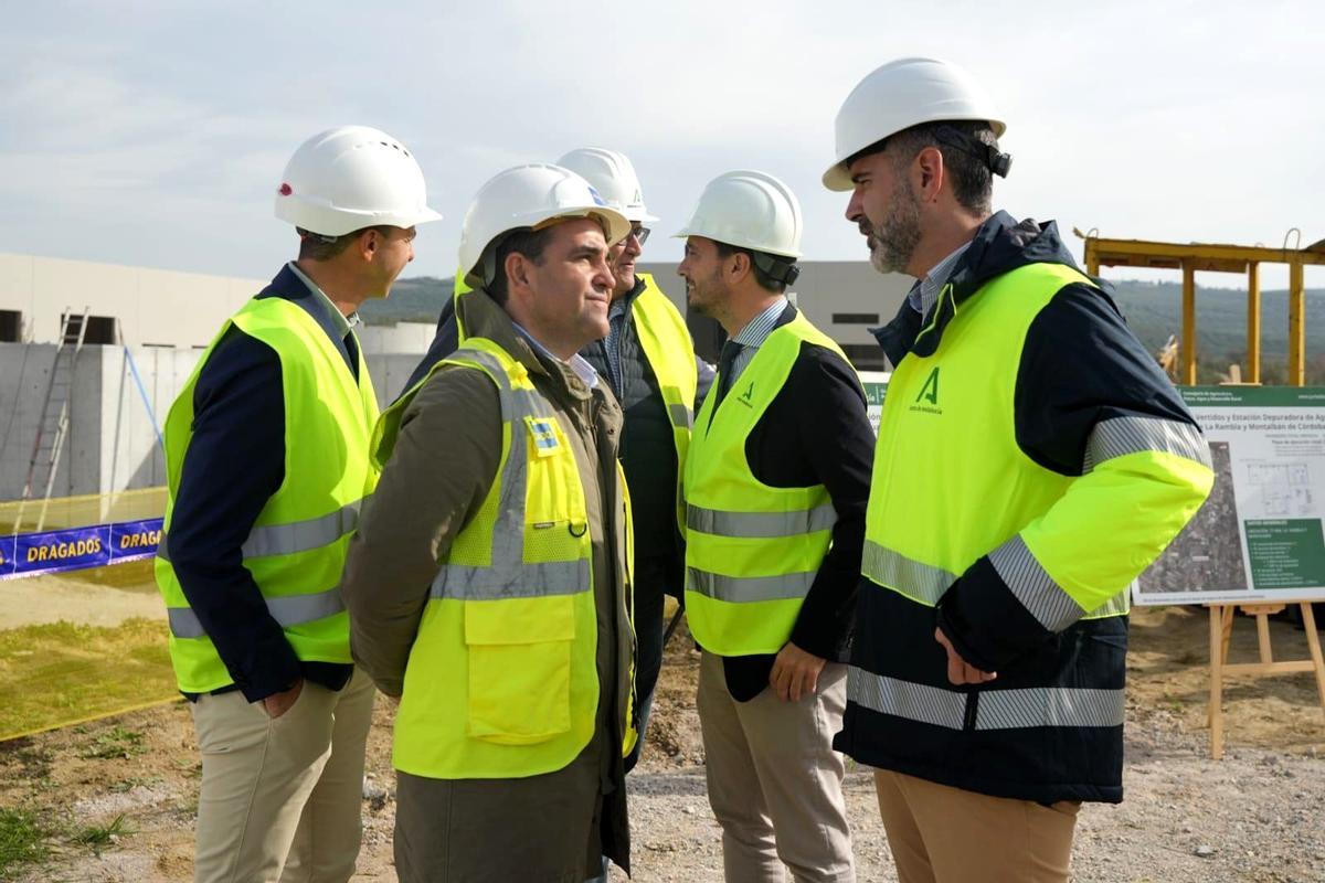 Visita del consejero Ramón Fernández-Pacheco a las obras de la depuradora.