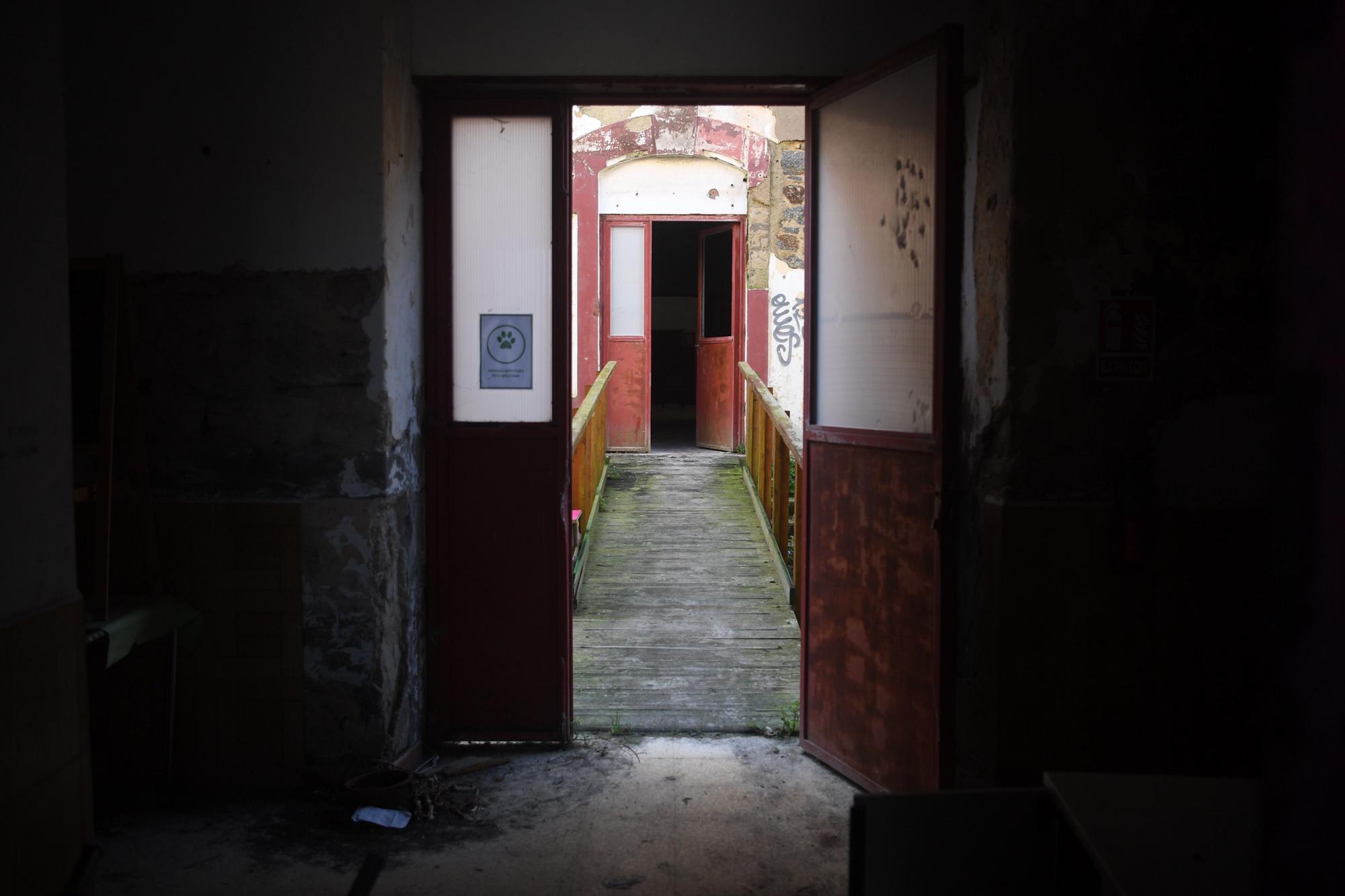 Pintadas, suciedad y abandono en la antigua cárcel provincial de A Coruña