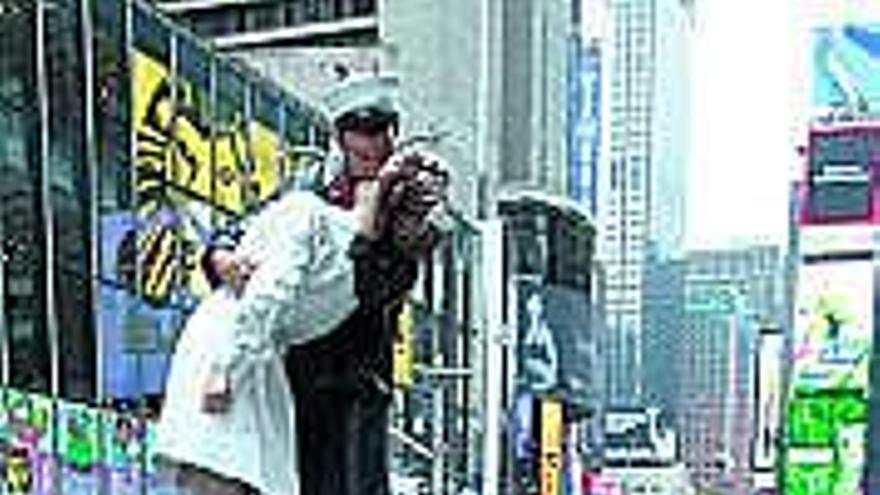 El famoso beso de Times Square ya tiene estatua