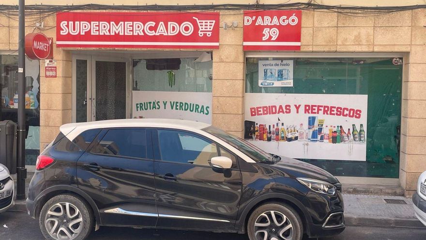 Fachada del albergue ilegal con la antigua cartelería intacta. | G.S.