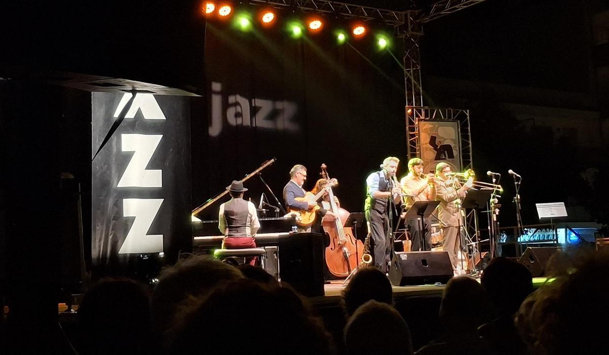 La banda se ganó al público con sus buenísimas interpretaciones y animando a todos a sentir, vivir y deletrear el jazz