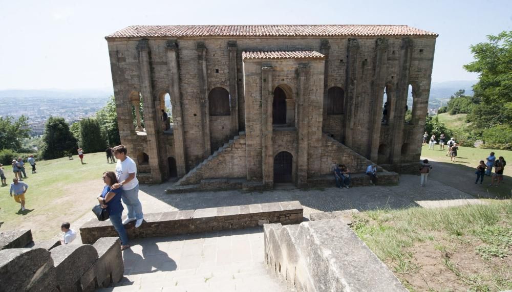 Turistas en Santa María del Naranco