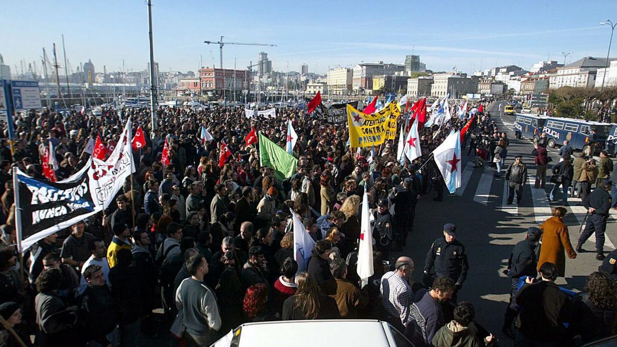Cientos de personas protestan en A Coruña, el mismo día que Aznar anunciaba el Plan Galicia. |   // AGUETE