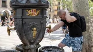 Barcelona afronta el calor del martes buscando la sombra y bebiendo agua