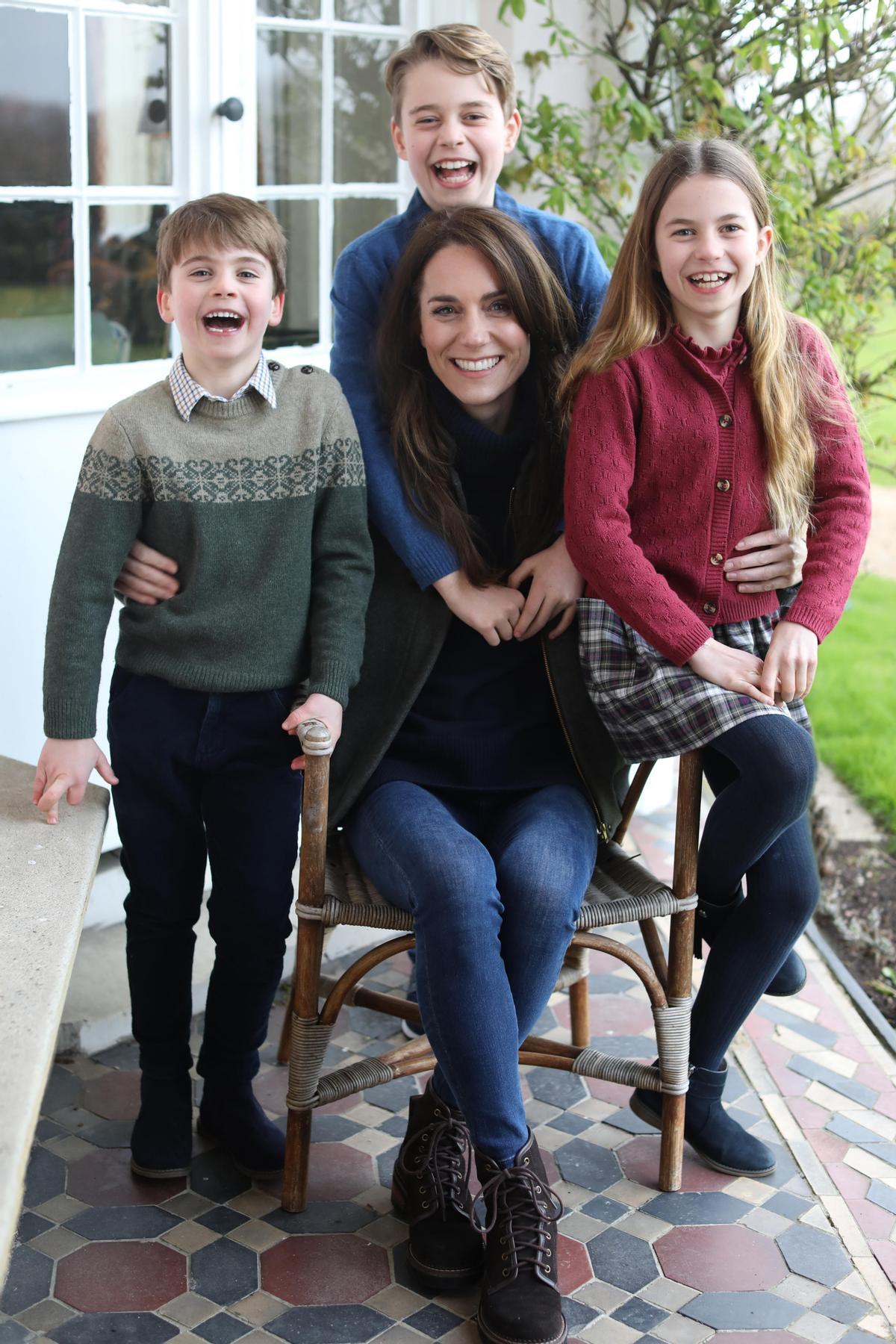 Kate Middleton, junto a su hijos, en la imagen difundida por la Cas Real británica.releases new family photo with Happy Mother's Day message