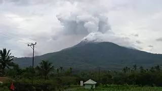 La erupción de un volcán en Indonesia obliga a evacuar más de 2.450 personas