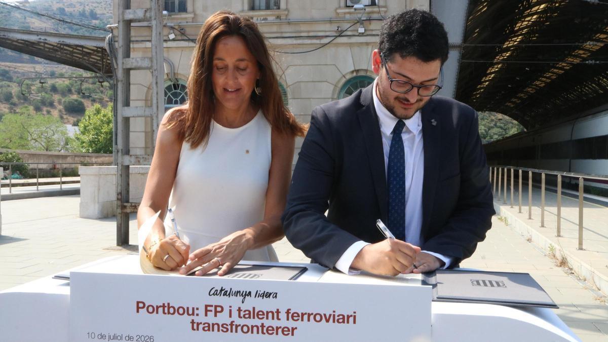 Esther Niubó i Gael Rodríguez durant la signatura de l'acord a l'estació de Portbou.
