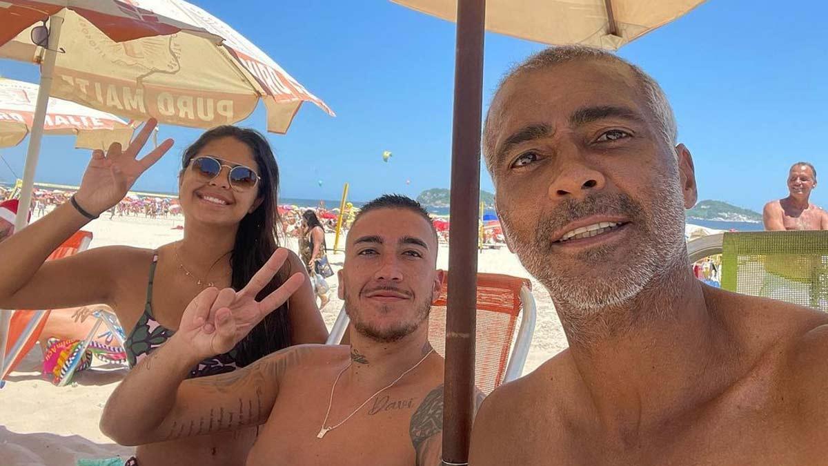 Romario en la playa de Barra da Tijuca con dos de sus hijos