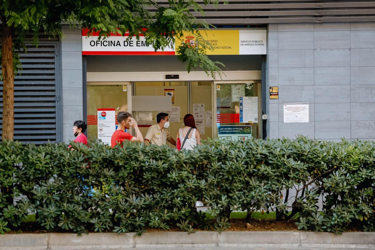 Una mujer entra en una oficina del Servicio Público de Empleo Estatal (Sepe), a 2 de junio de 2022, en Madrid (España). Una mujer entra en una oficina del Servicio Público de Empleo Estatal (Sepe), a 2 de junio de 2022, en Madrid (España).