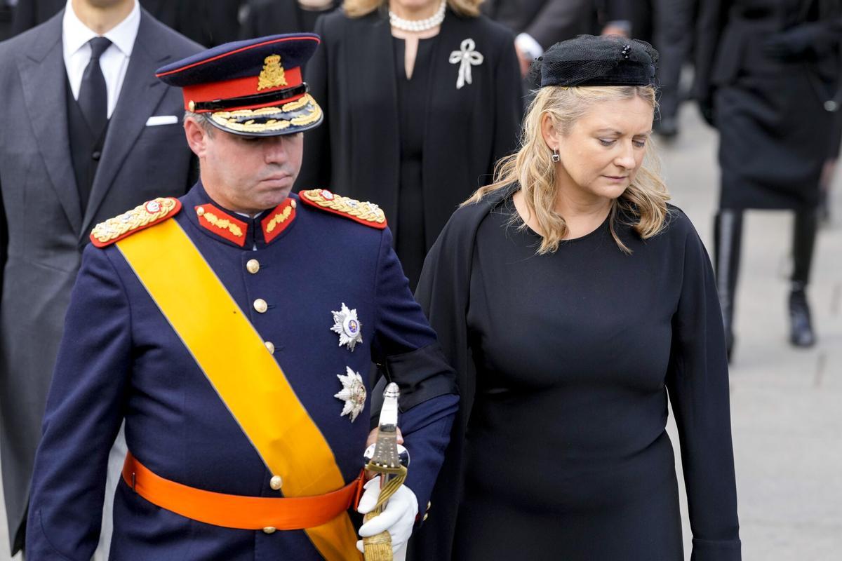 El gran duque Guillaume y la gran duquesa Stephanie de Luxemburgo caminan detrás del féretro que transporta el ataúd del rey Harald V.