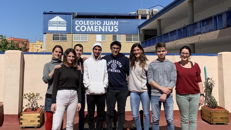 El Col·legi Juan Comenius de València porta 120 kg de material escolar i sanitari als camps sahrauís