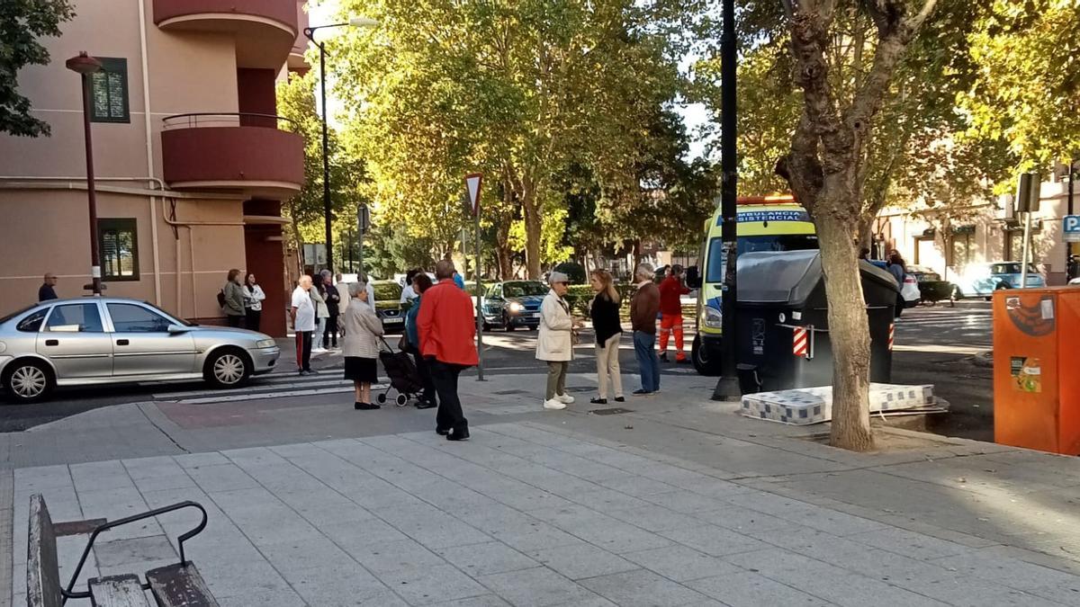 Ambulancia y policía local en la zona del atropello.