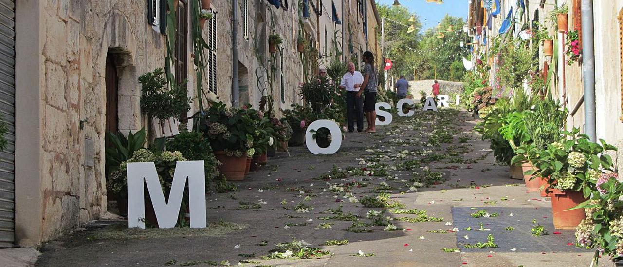 Moscari preparó sus calles para celebrar la fiesta de ‘Es Fadrí’. | J. PONS