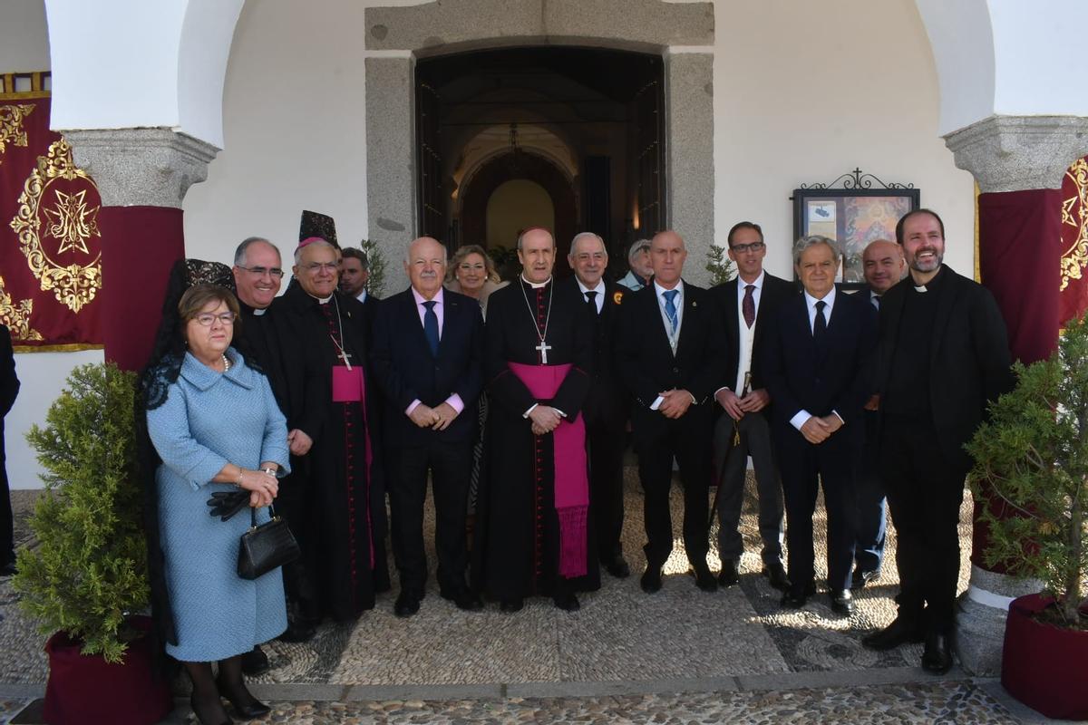 Autoridades civiles y religiosas en el acto de coronación de la Virgen de Luna, este domingo.