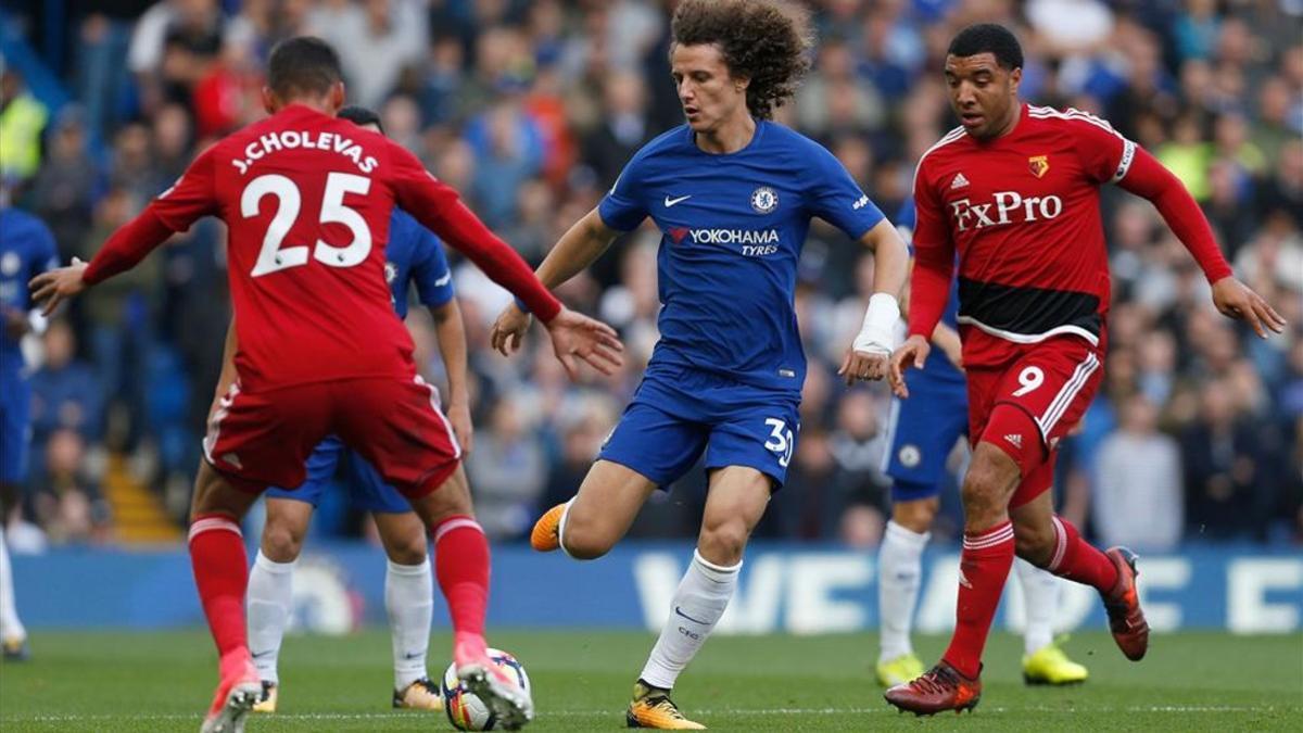 David Luiz intenta superar a Holebas