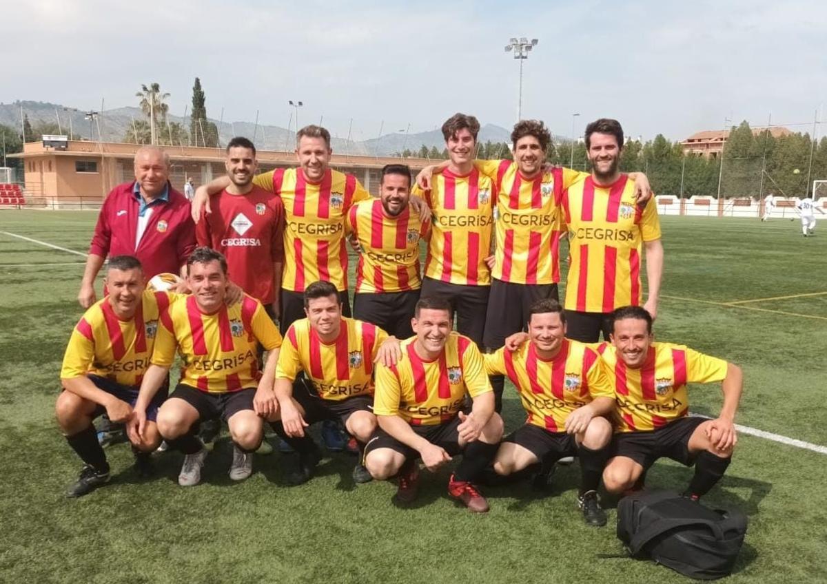 Junto a sus compañeros de equipo antes de un partido.