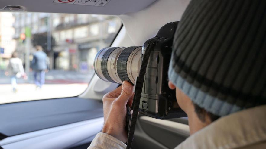 Un detective sacando fotos desde un coche. // Alba Villar