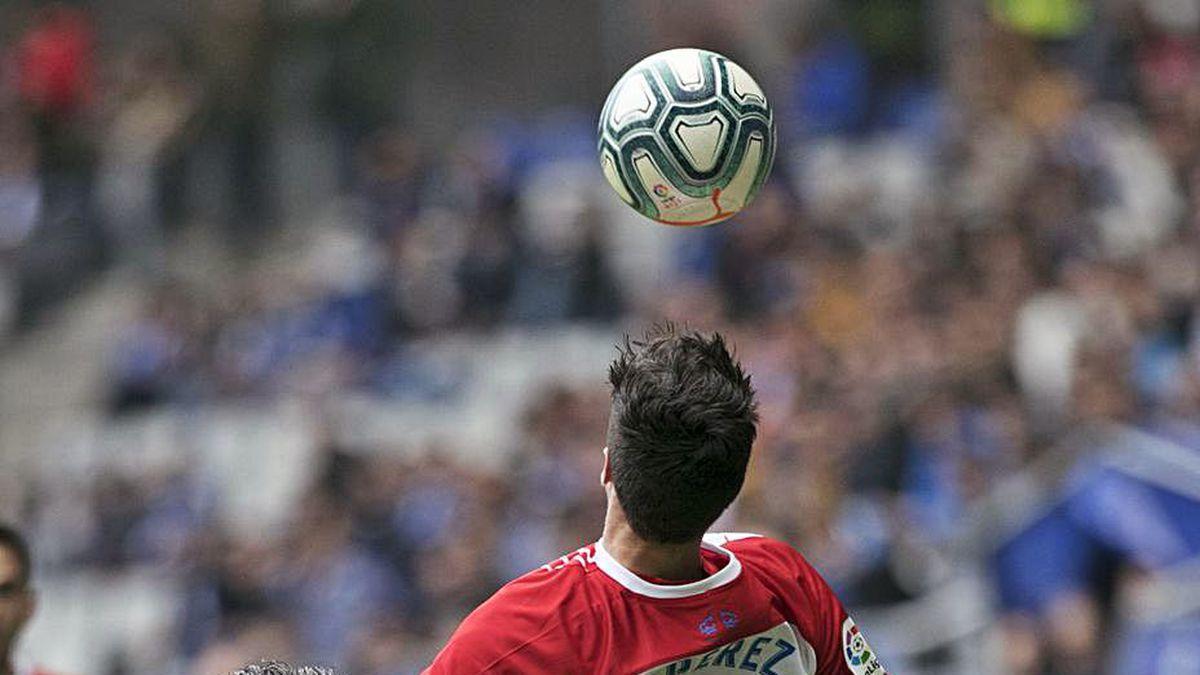 Juanjo Nieto y Pablo Pérez disputan un balón en el derbi en el Tartiere.