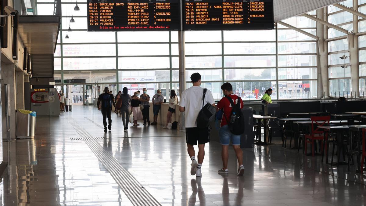 El paro de los maquinistas de Renfe denja a decenas de usuarios sin servicio. En la imagen, la estación de Castelló.