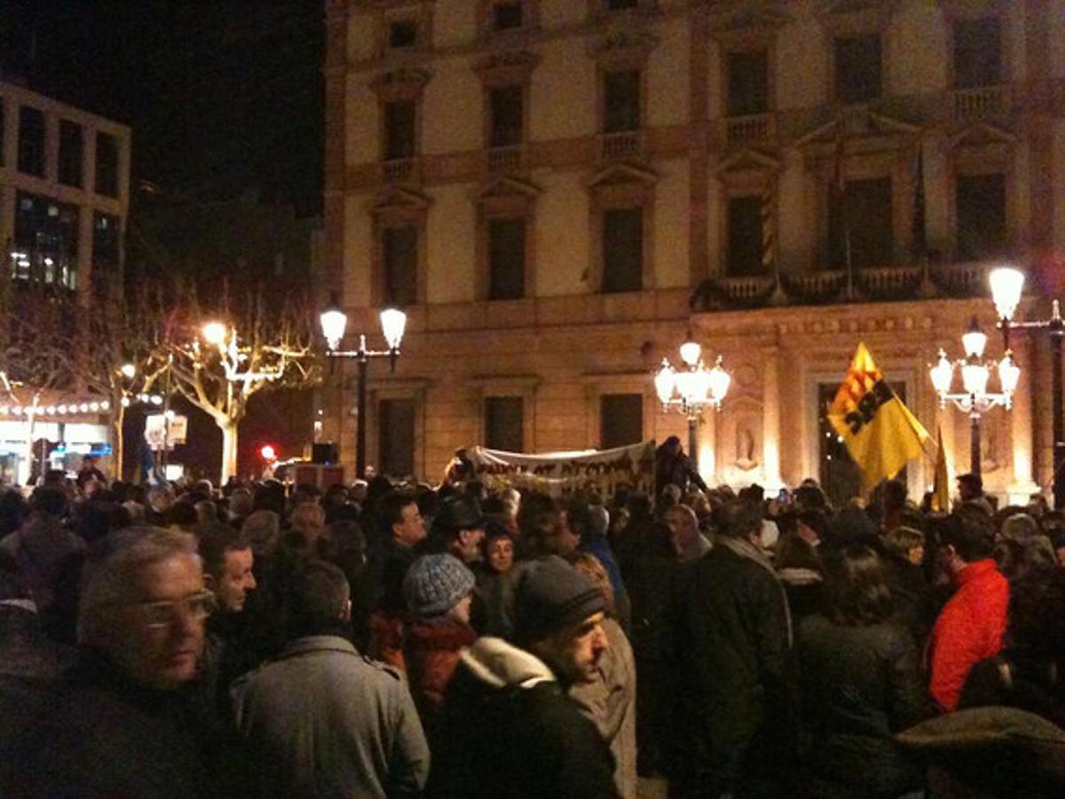 Imatge de la manifestació a la plaça de la Pau de Lleida, on també es van concentrar centenars de persones amb pancartes i banderes.