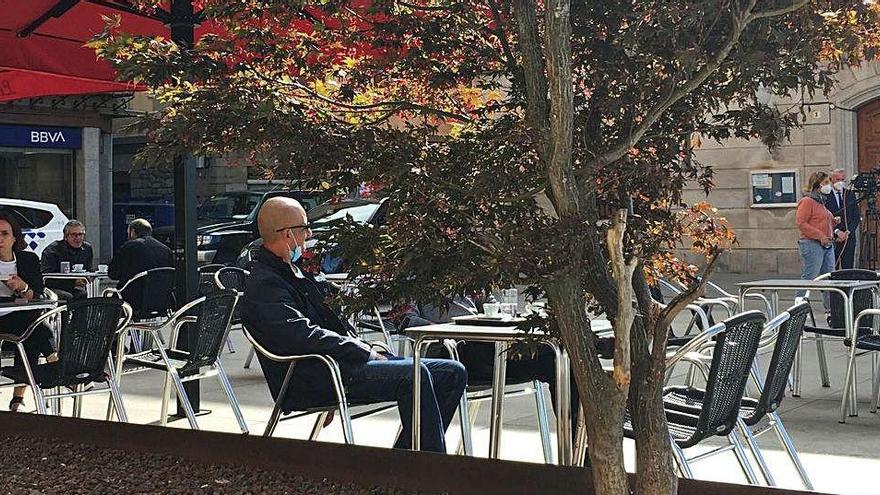 La terrassa de la creperia La llaminera de la plaça de l&#039;Ajuntament de Puigcerdà, ahir a mig matí |