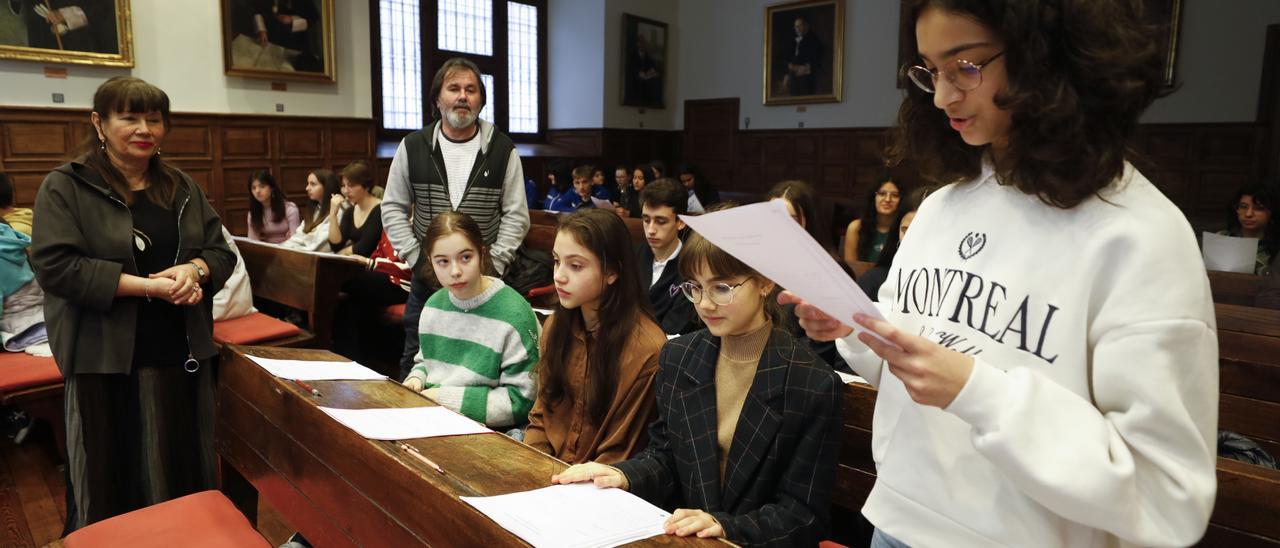 Irene  Cianca  recitando, con María Esther García  y Aurelio González Ovies de pie. |