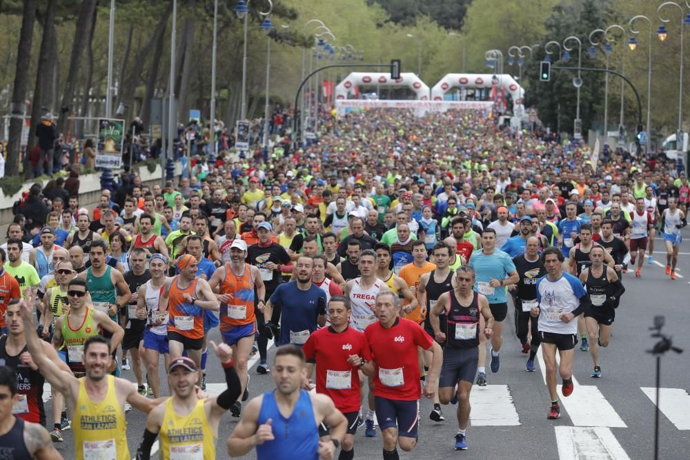 Más de 4.000 corredores toman la salida en Samil del medio maratón.