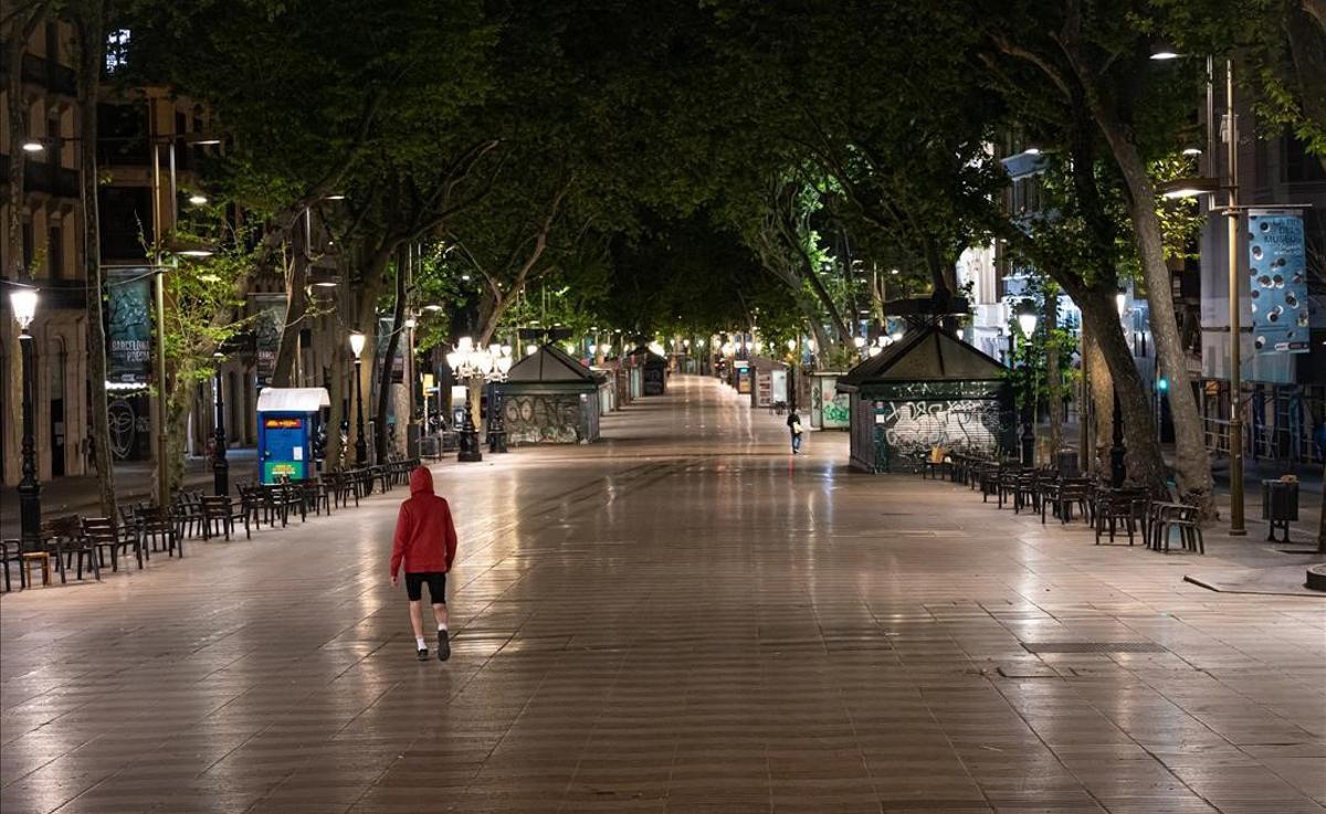 La Rambla, vacía, la última madrugada de sábado del estado de alarma y el toque de queda.