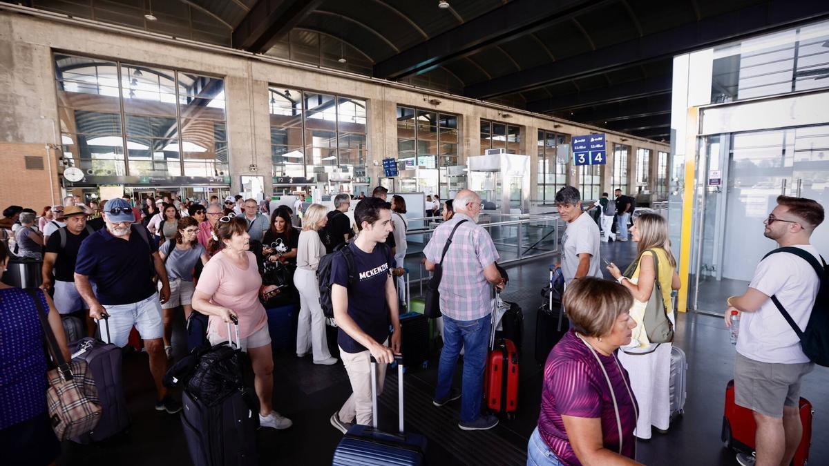 Acumulación de viajeros en la zona de embarque de la estación de trenes de Córdoba.