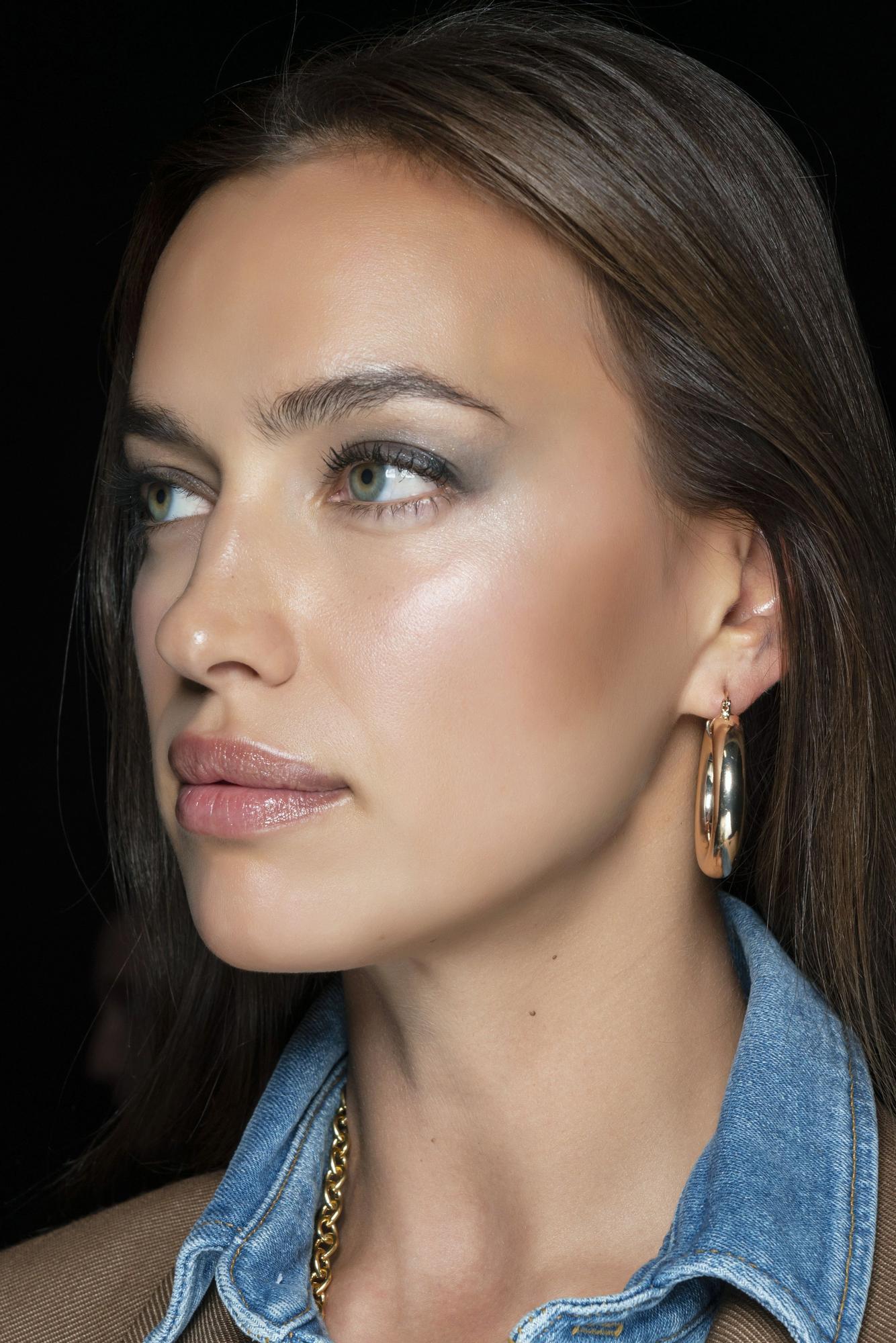 Irina Shayk luce un maquillaje efecto 'sunkissed' en el desfile de la colección de Primavera 2020 de Brandon Maxwell