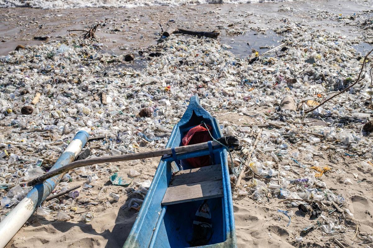 La basura se acumula en las playas de Bali tras la temporada de lluvias por la falta de gestión de residuos