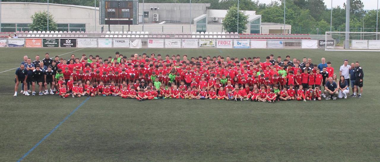 Formación de los equipos de la Escola Estrada de Fútbol Base.