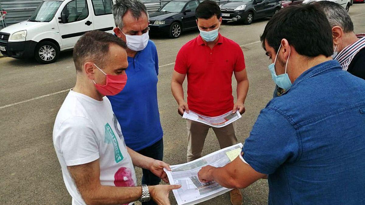 El alcalde, Iván Fernández, analiza los planos del aparcamiento durante la visita a las obras del nuevo centro de salud junto a técnicos y ediles corveranos y el director general de Administración Local, Manuel Calvo.