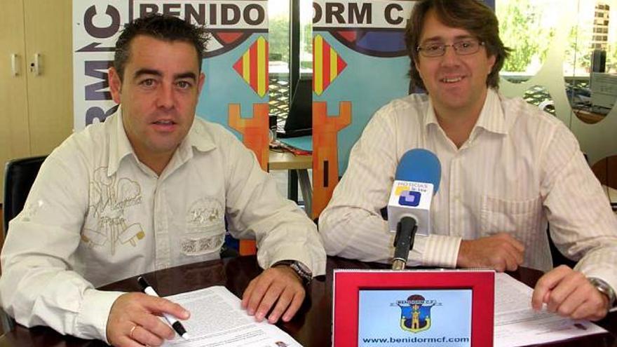 Alberto Niño, responsable de marketing, a la izquierda, junto a Uru, vocal del Benidorm